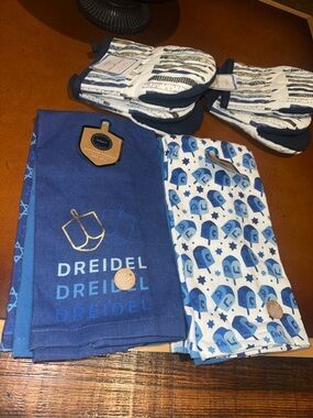 NWT Navy/White Dreidel Print solid blue an festive lights towels and hot pad